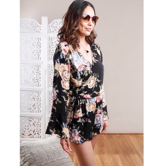 💝 NWT💕 Floral Romper - Picture 2 of 2